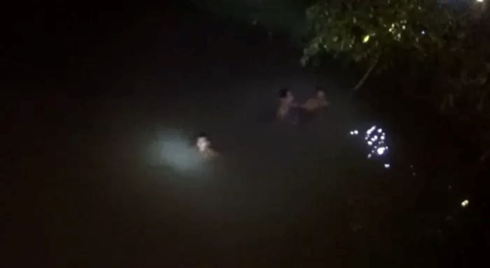 Warga mengevakuasi sepeda motor korban kecelakaan yang jatuh ke sungai di Jombang.