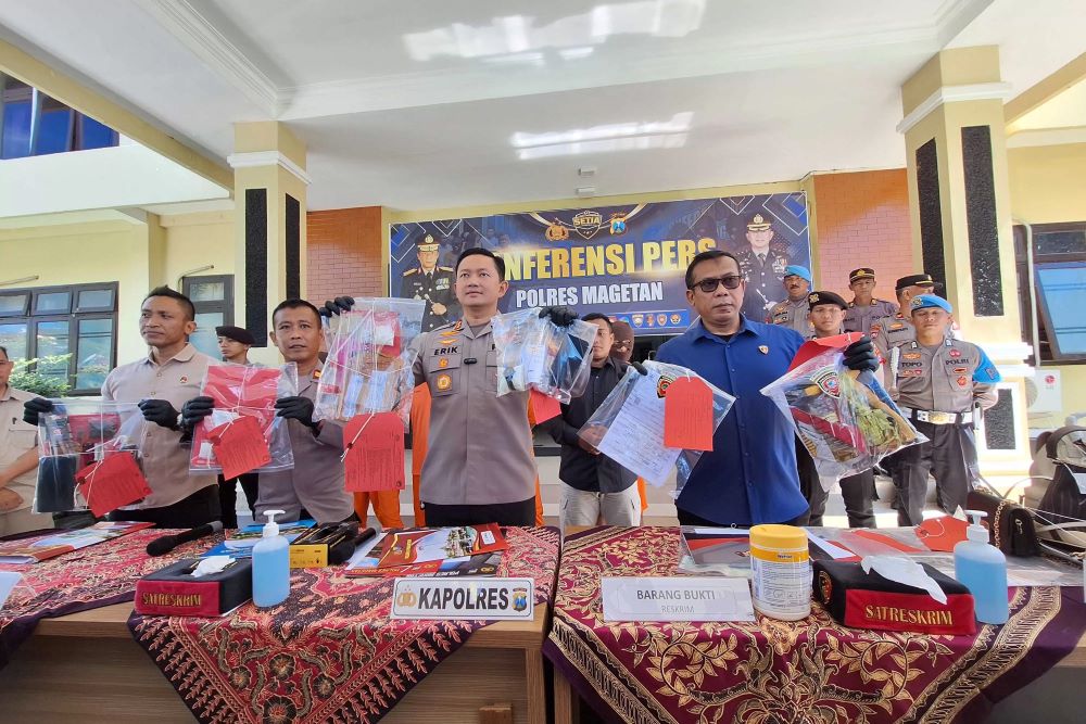 Polres Magetan membeber kasus penipuan yang dilakukan mahasiswi dengan mengaku dukun sakti.