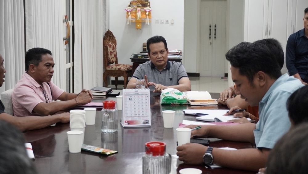Bupati Jembrana I Made Kembang Hartawan saat menerima audiensi pengurus KUD, Minggu (27/4/2025).