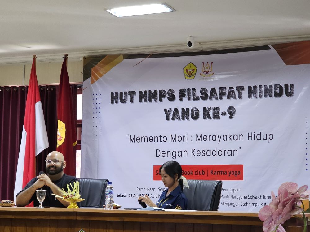Dr, Ravinjay Kuckreja saat memberikan materi terkait ulah pati serangkaian seminar HUT Prodi Filsafat Hindu, STAHN Mpu Kuturan Singaraja.
