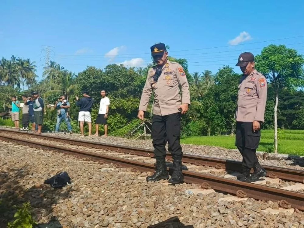 Polsek Giri Banyuwangi melakukan olah TKP kecelakaan seorang pria tertabrak kereta api.
