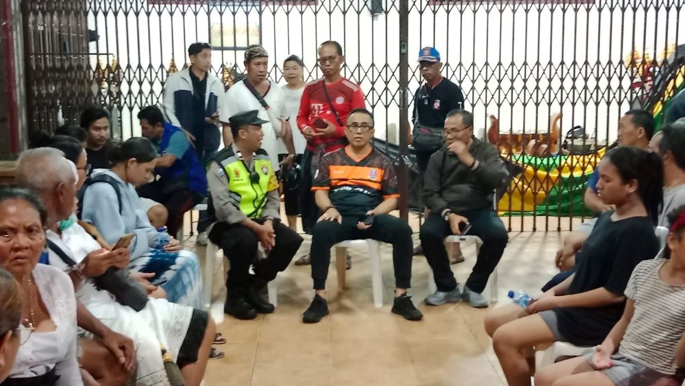 Walikota Denpasar IGN Jaya Negara didampingi pejabat terkait mengunjungi korban kebakaran di Jalan Plawa Denpasar.