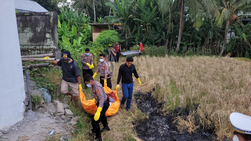 Petugas mengevakuasi jenazah mr. x di Tukad Yeh Bumbung Kecamatan kediri Kabupaten Tabanan.