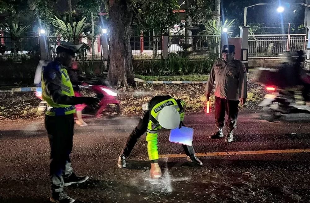 Polantas melakukan olah TKP kecelakaan yang menewaskan ibu dan anak di Kalibaru Banyuwangi.
