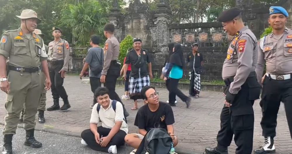 Patroli gabungan polisi, pol PP,  TNI, pecalang digiatkan di kawasan Lapangan Puputan Renon Denpasar.