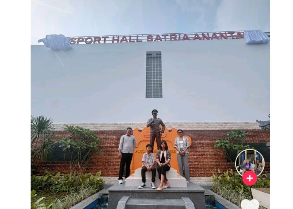 Ibu, ayah dan kedua adik almarhum Putu Satria berfoto bersama di depan patung Putu Satria di STIP Marunda, Jakarta.