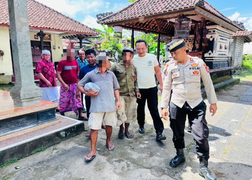 Polisi mengamankan ODGJ yang mengamuk di Desa Bakas, Banjarangkan Klungkung.