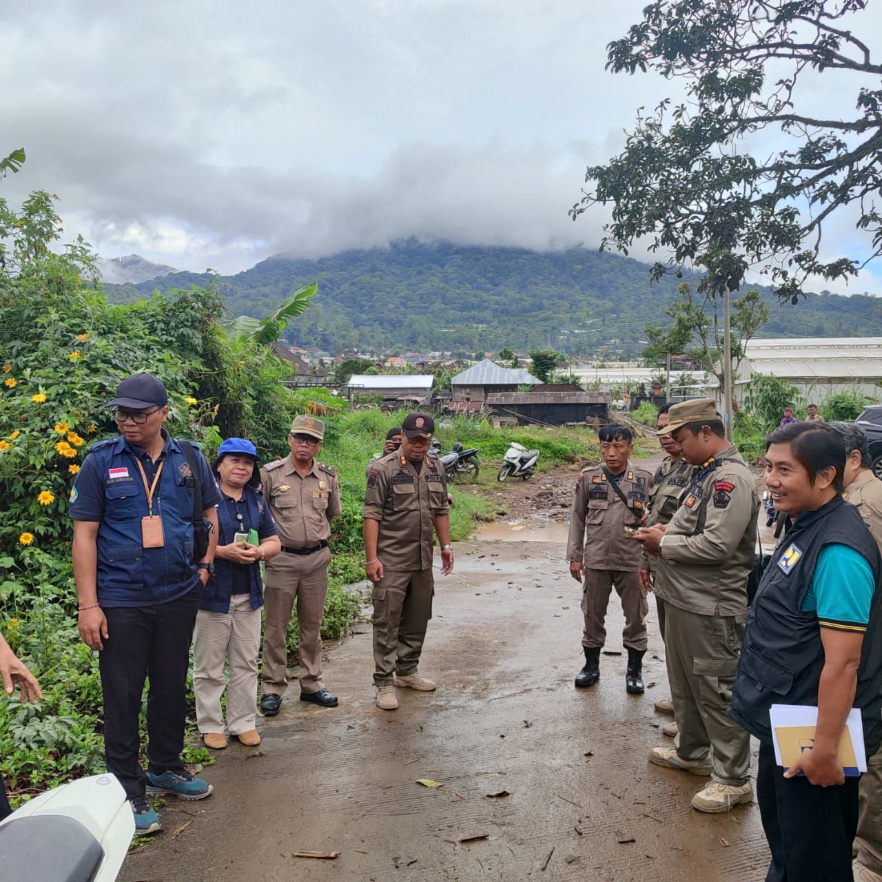 Satpol PP Buleleng melakukan peninjauan dampak banjir lokal sebagaimana diadukan warga di Pancasari.