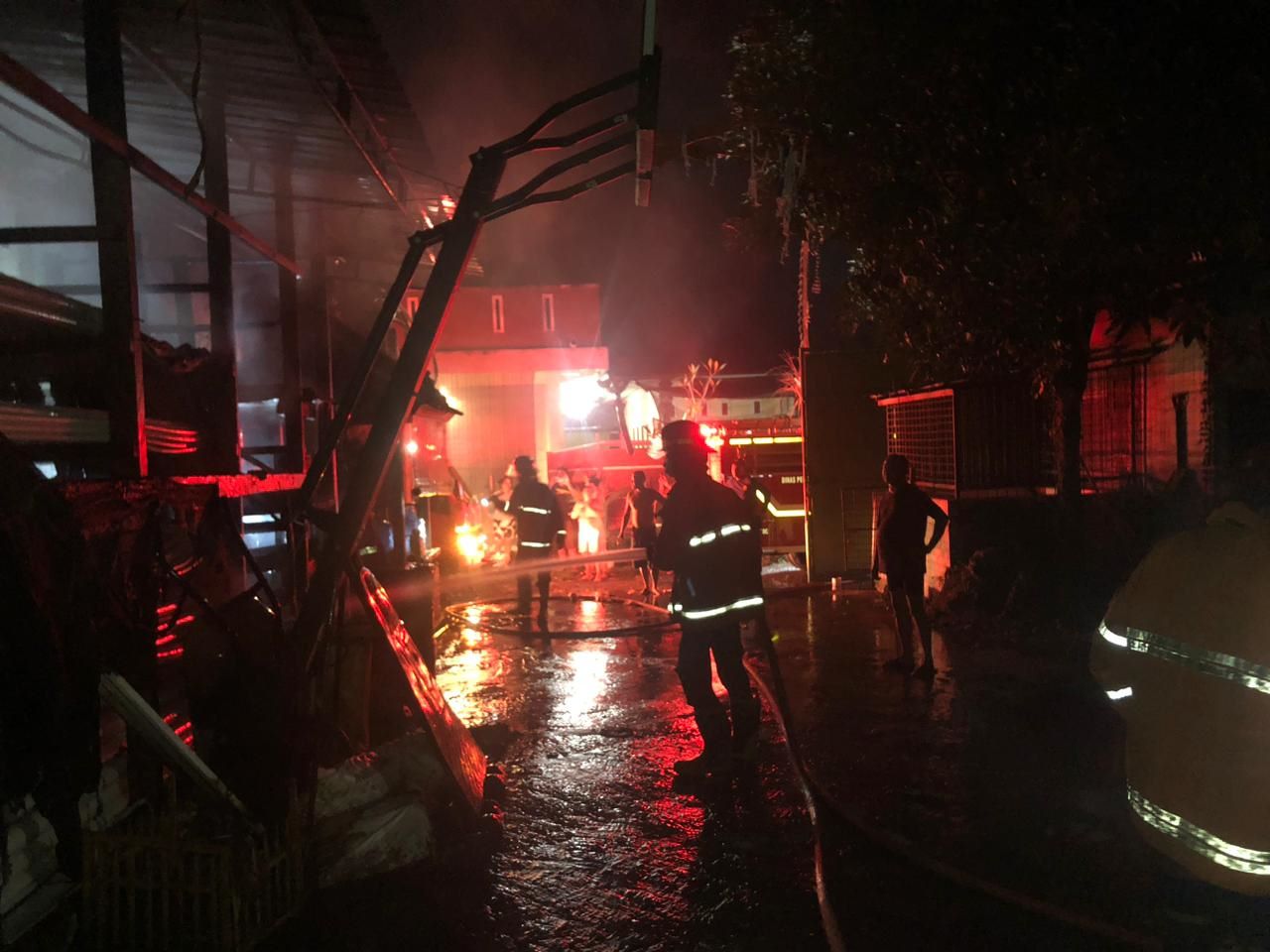 Kebakaran meludeskan toko bangunan di Jasri Kaler Karangasem.