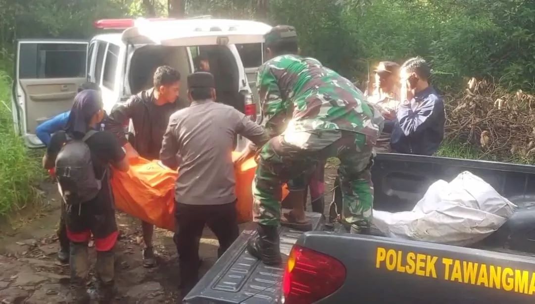 Tim SAR gabungan evakuasi pendaki Gunung Lawu yang meninggal, Sabtu (10/5/2025).