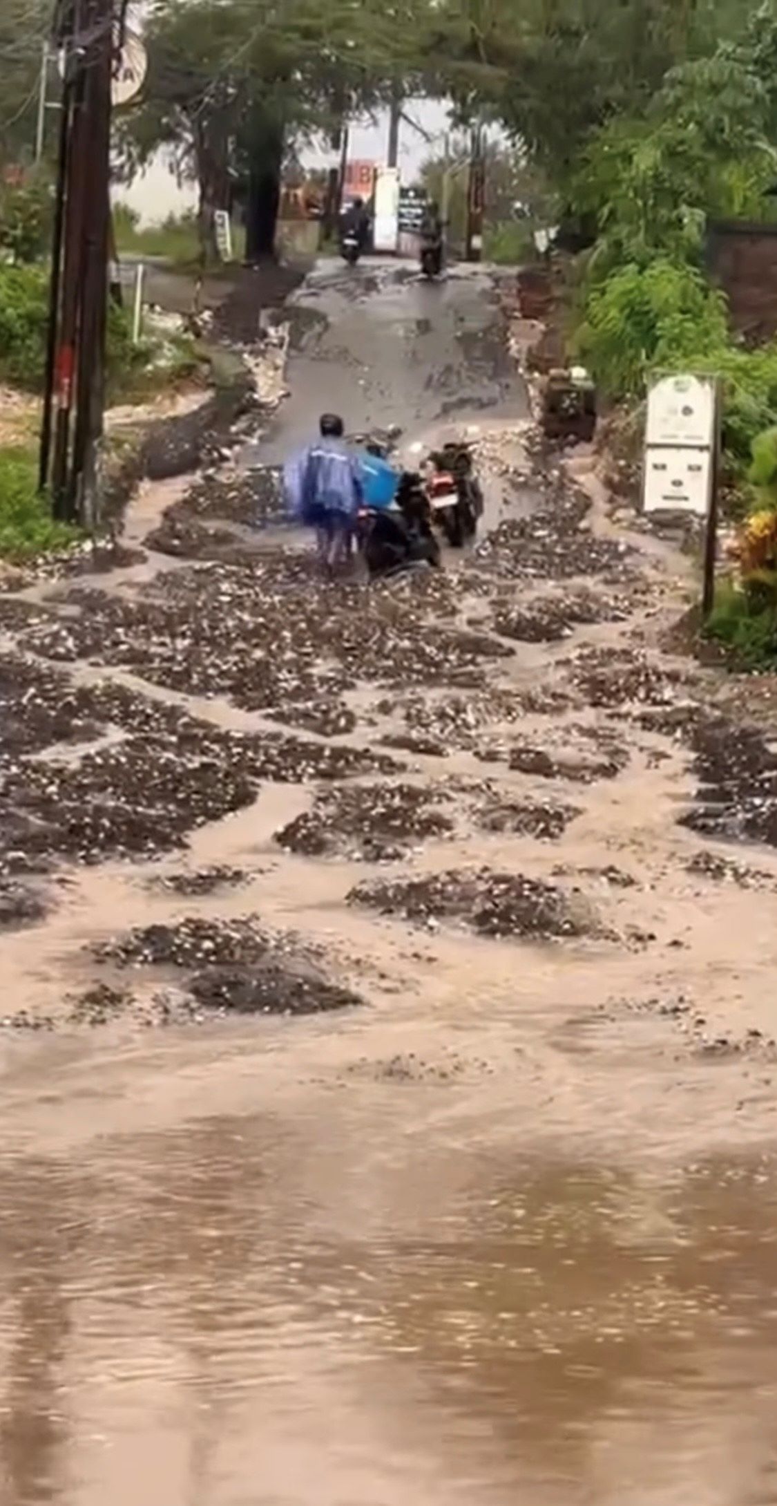 Kondisi Jalan Toya Ning II, Desa Ungasan Badung kian parah saat hujan deras.