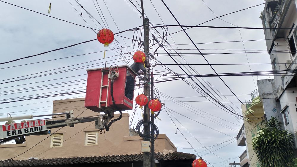 Kabel milik provider tampak semrawut hingga memicu protes masyarakat.