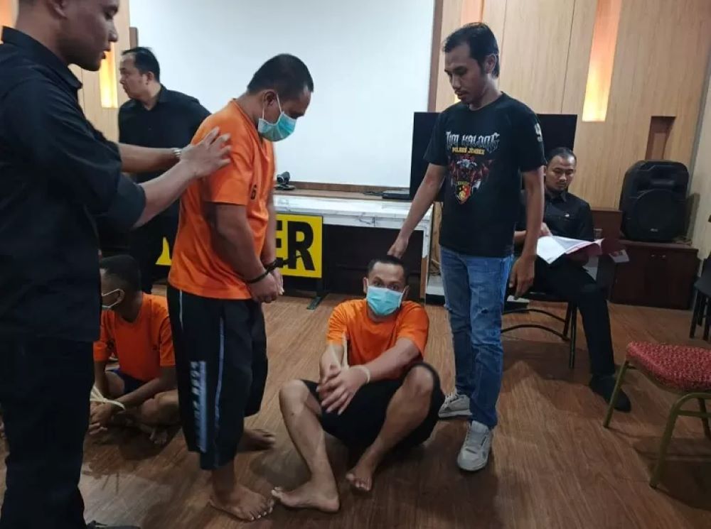 Dua dari empat pelaku pembunuhan di Jember ditangkap saat pulang dari pelariannya di Malaysia.