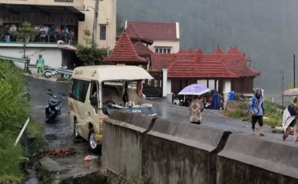 Mobil Elf kecelakaan akibat alami rem blong di jalur Tawangmangu, menabrak pondasi jembatan.