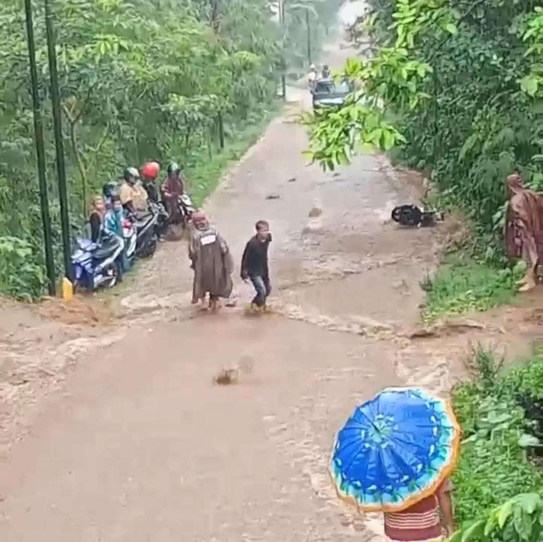 Jalan Dusun Nepen, Desa Sutopati, Kecamatan Kajoran, yang direndam banjir dengan arus yang kuat.