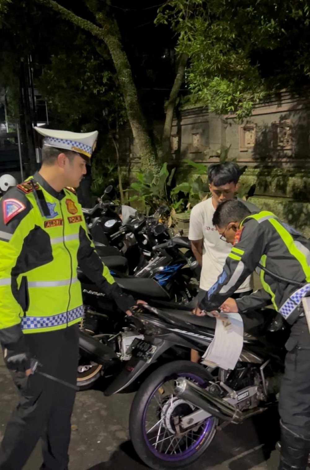 Polantas Polres Jembrana menggelar razia knalpot dan pelanggaran lalu lintas lain pada Sabtu (17/5/2025).