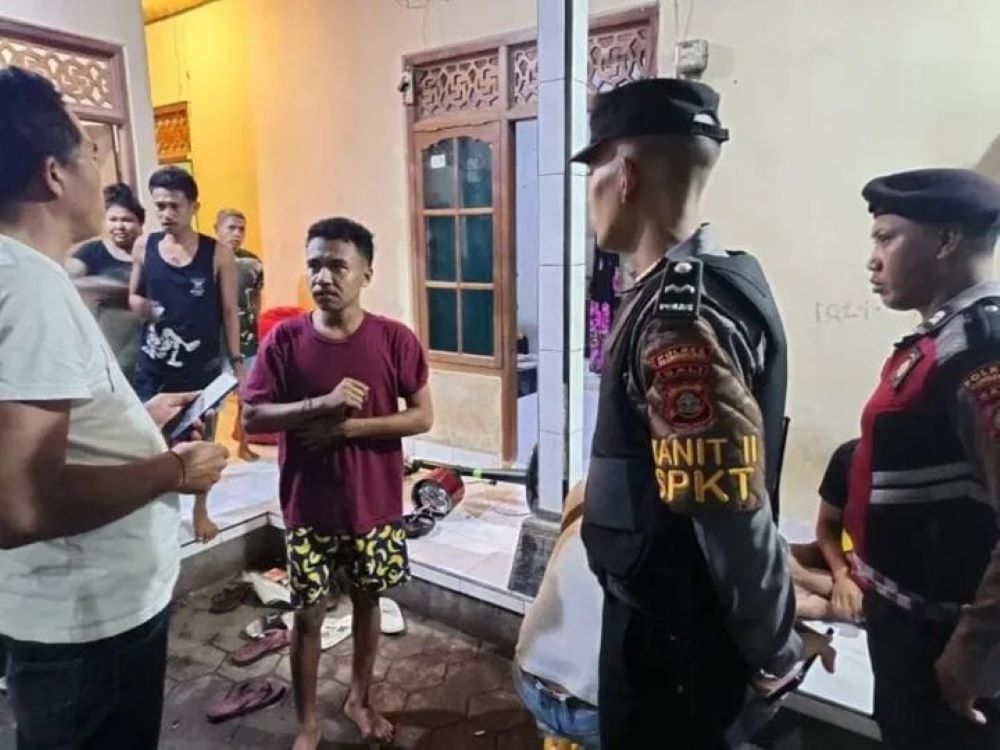 Polisi mendatangi perkelahian dua orang di rumah kos Semarapura, Klungkung yang mengganggu warga.