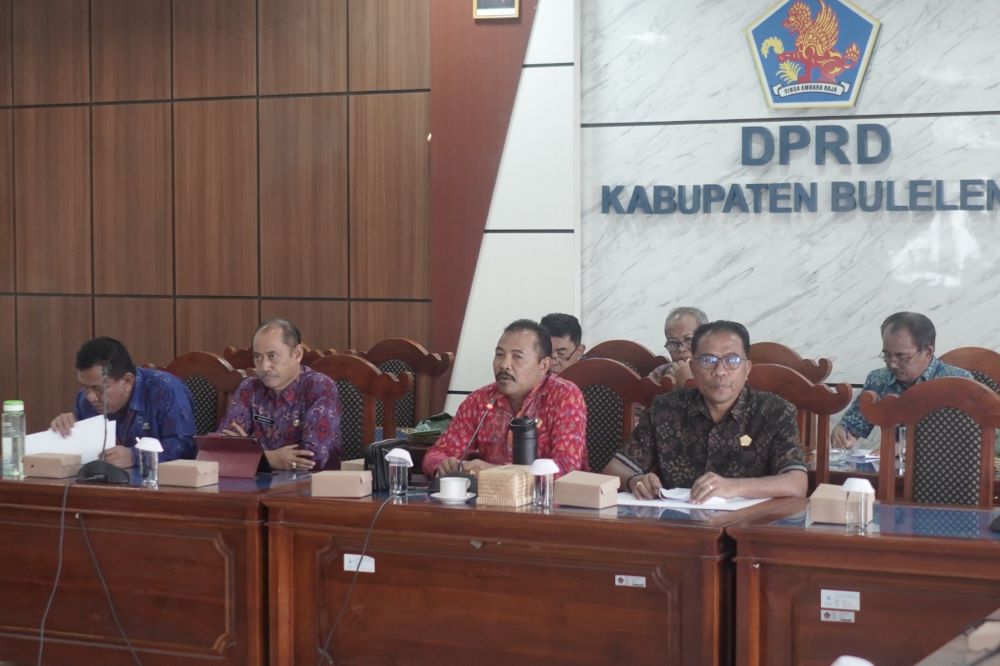 Rapat pembahasan status tenaga honores kategori R2 dan R3 di DPRD Kabupaten Buleleng.