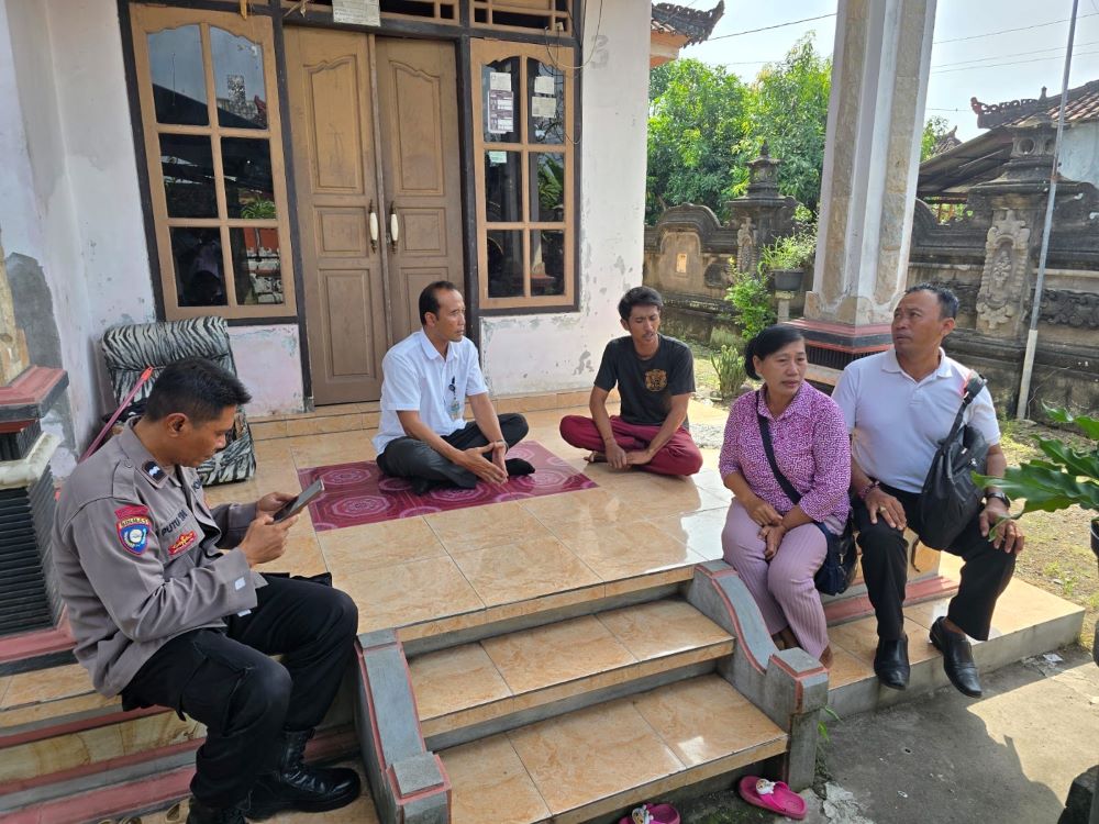 Petugas Dinas Tenaga Kerja dan Peridustrian Jembrana mendatangi rumah Ni Kadek Ari Dwi Riyandini (24) di Kelurahan Sangkaragung, Kecamatan Jembrana, Kabupaten Jembrana, Rabu (21/5/2025).