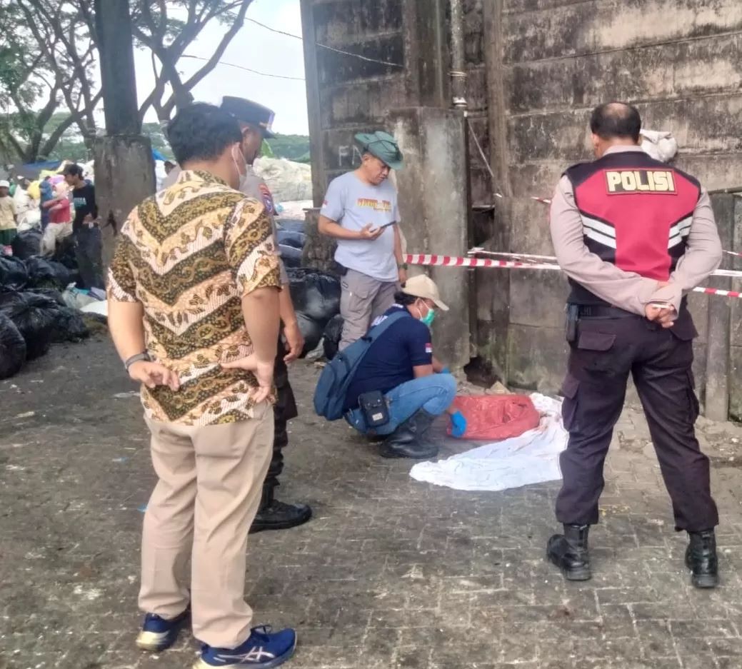 Polisi melakukan olah TKP dan evakuasi penemuan mayat bayi dibungkus tas kresek di Surabaya.