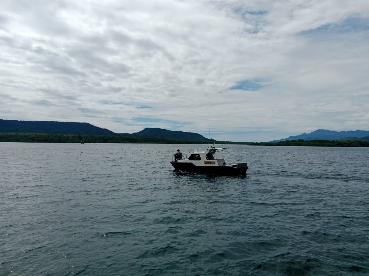 PATROLI : Sat Polairud Polres Jembrana melakukan patroli laut di perairan Melaya, Sabtu (24/5).