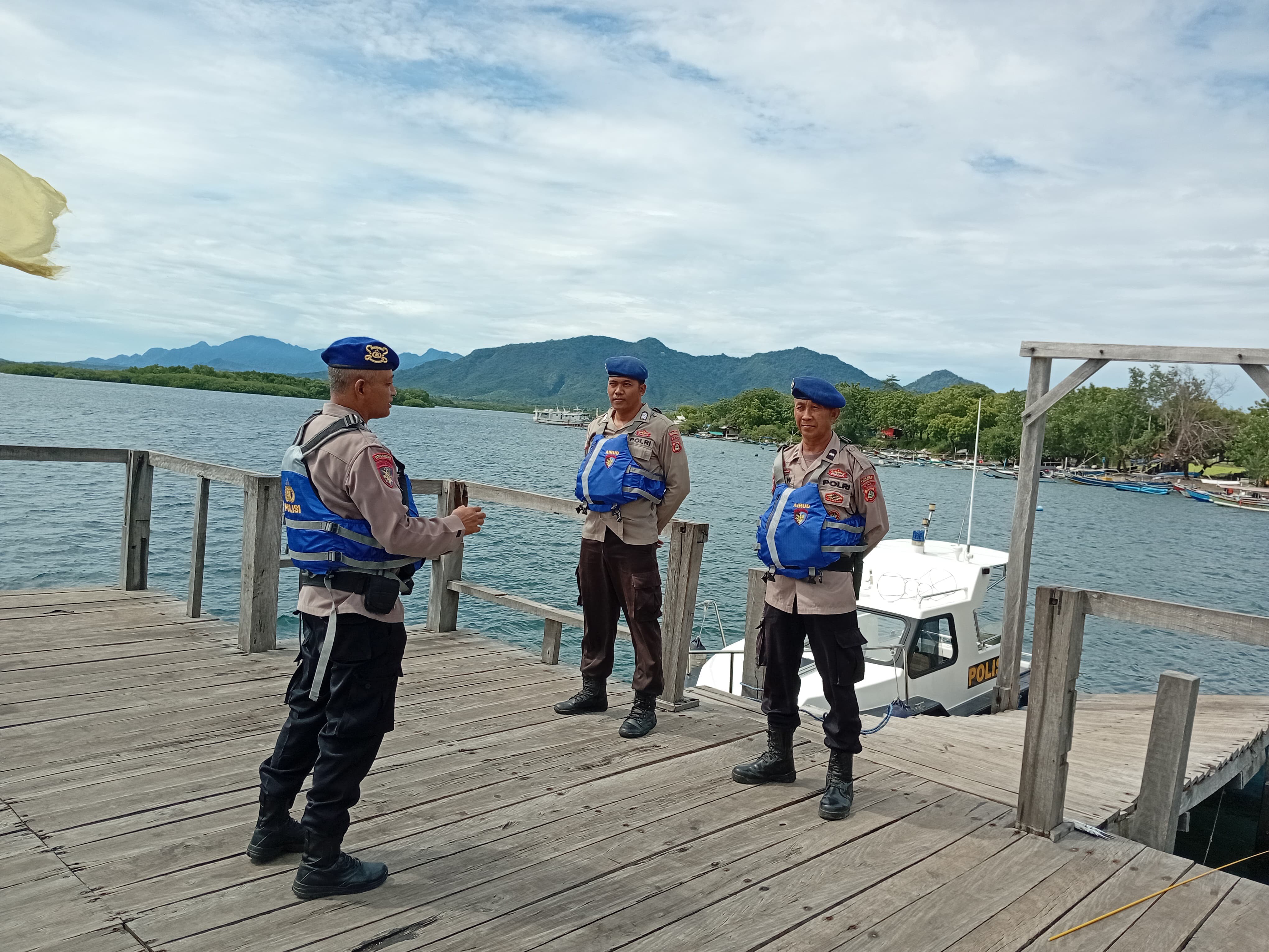 PATROLI : Sat Polairud Polres Jembrana melakukan patroli laut di perairan Melaya, Sabtu (24/5).