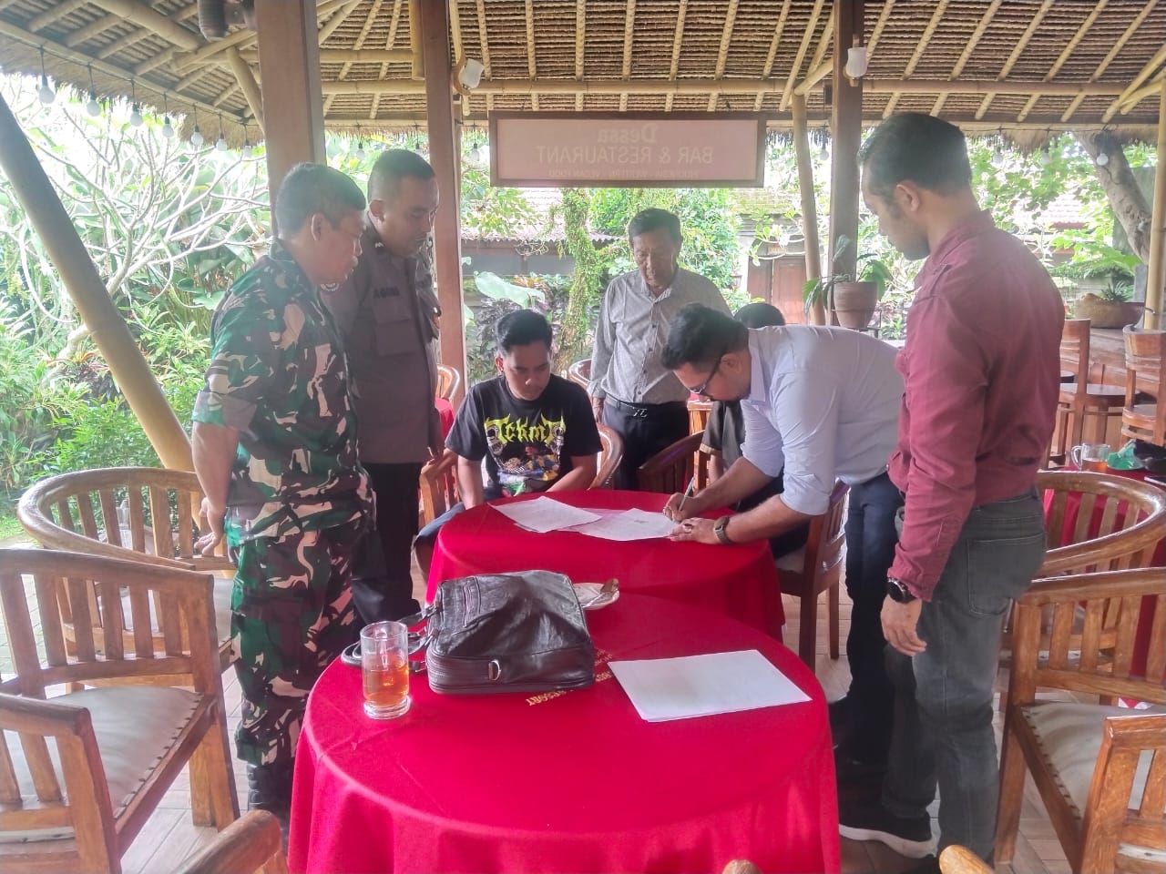 Karyawan Villa Ubud Raya Resort akhirnya berdamai setelah dimediasi Babinsa dan Bhabinkamtibmas Desa Saya Ubud.