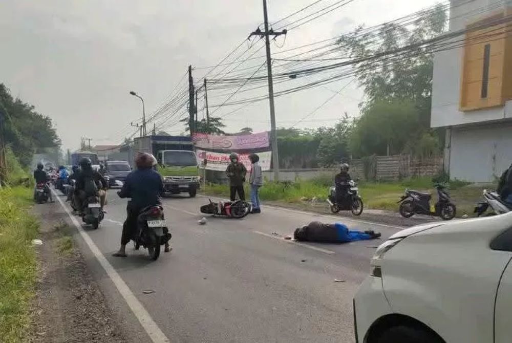 Pemotor meninggal akibat tabrakan adu jangkrik saat menyalip di Gresik.