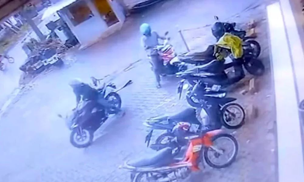 Aksi dua pelaku curanmor terekam CCTV saat beraksi depan Minimarket di Rembang Pasuruan.