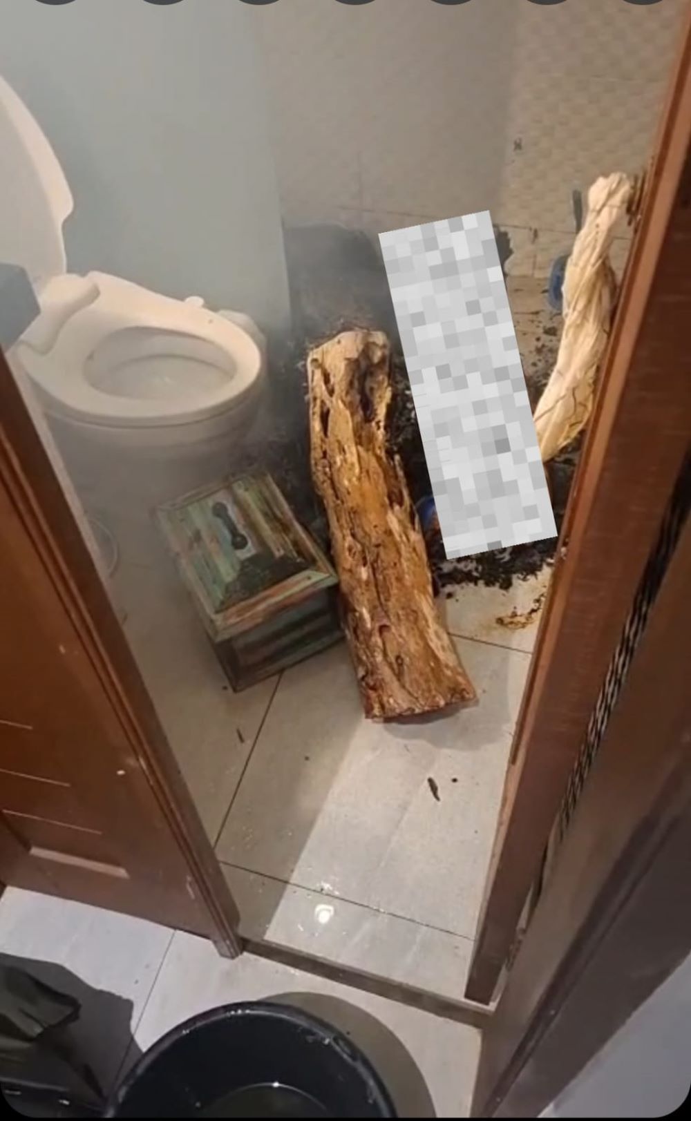 Kamar mandi tempat penjaga vila ditemukan meninggal terbakar.