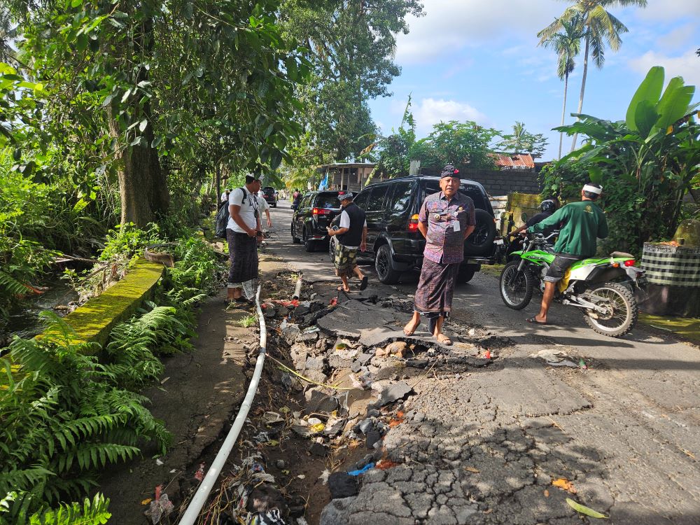 Bupati Karangasem Gus Par meninjau jalan rusak antara Bebandem Bungaya.