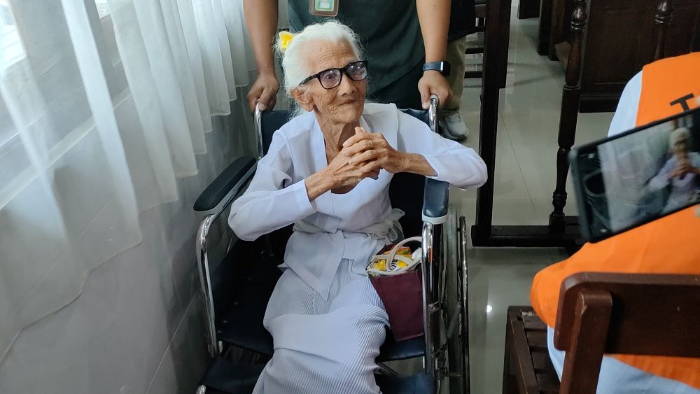 Nenek Reja hadir di persidangan PN Denpasar menggunakan kursi roda.