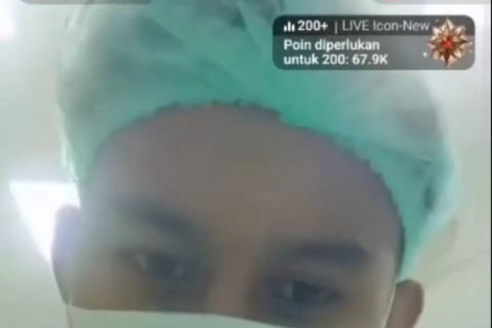 Tangkapan layar live Tiktok nakes asal RS di Mojoagung Jombang yang viral.