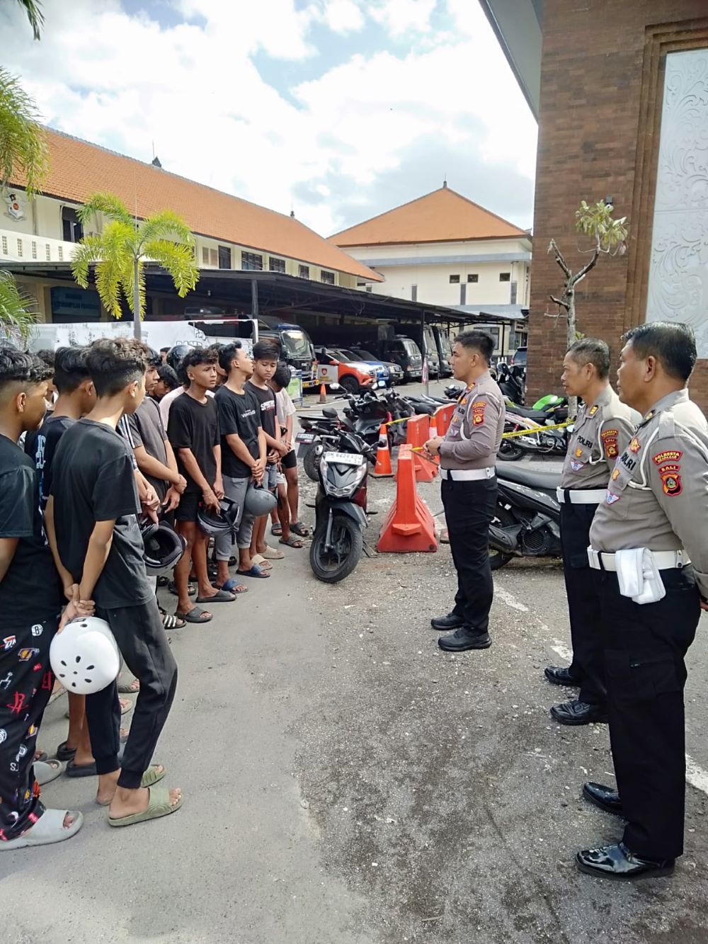Sejumlah anak remaja yang terlibat  koncoi ugal-ugalan di Denpasar  diamankan di Satlantas Polresta Denpasar.