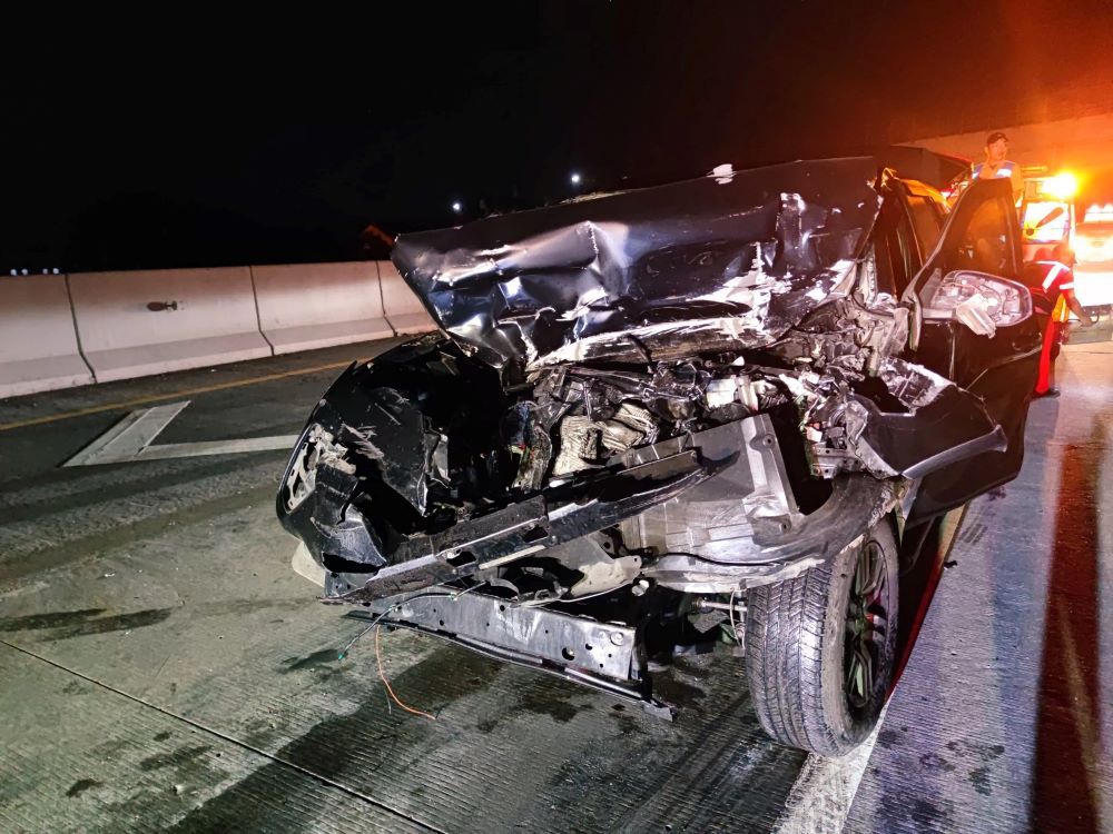 Mobil Fortuner Waluyo Jati Sasono ringsek usai kecelakaan tabrak tronton di Tol Ngawi.