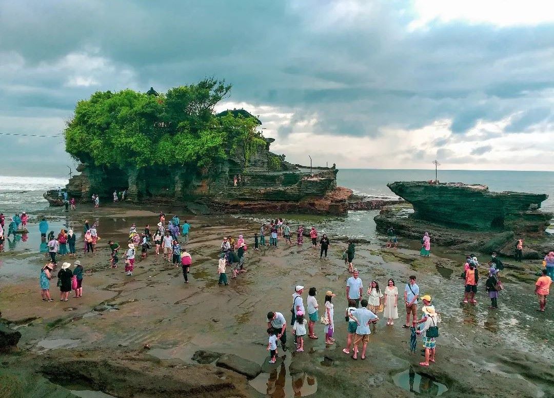 Libur Panjang DTW Tanah Lot di tabanan dikunjungi ribuan wisatawan.