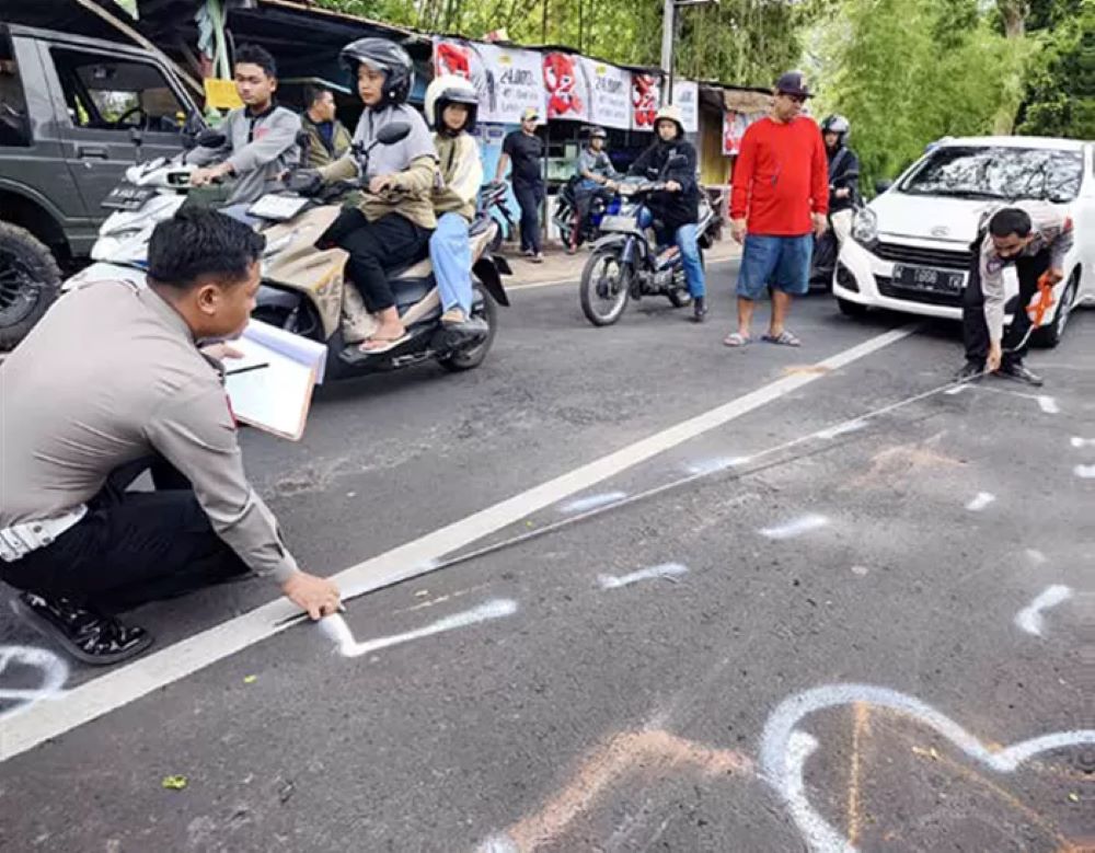Polantas Polresta Malang melakukan olah TKP kecelakaan yang merenggut nyawa seorang ibu.