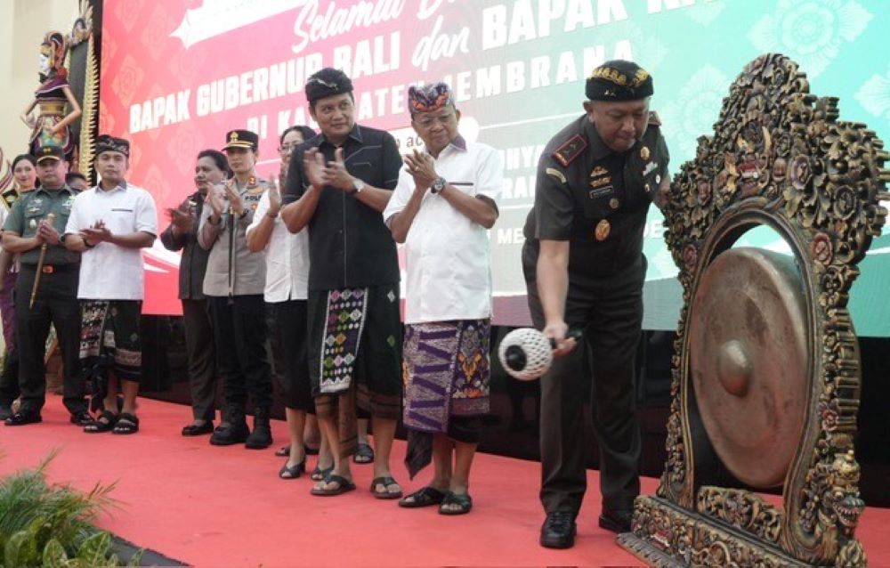 Kepala Kejaksaan Tinggi Bali I Ketut Sumedana didampingi Gubernur Wayan Koster, Bupati Kembang Hartawan meresmikan Bale Kertha Adhyaksa di Jembrana.
