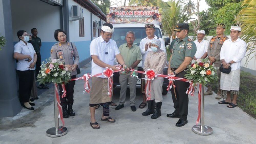 Bupati Kembang Hartawan didampingi Wabup Patriana Krisna, Dandim dan pejabat di Jembrana meresmikan tiga SPPG untuk melayani makan bergizi gratis siswa.