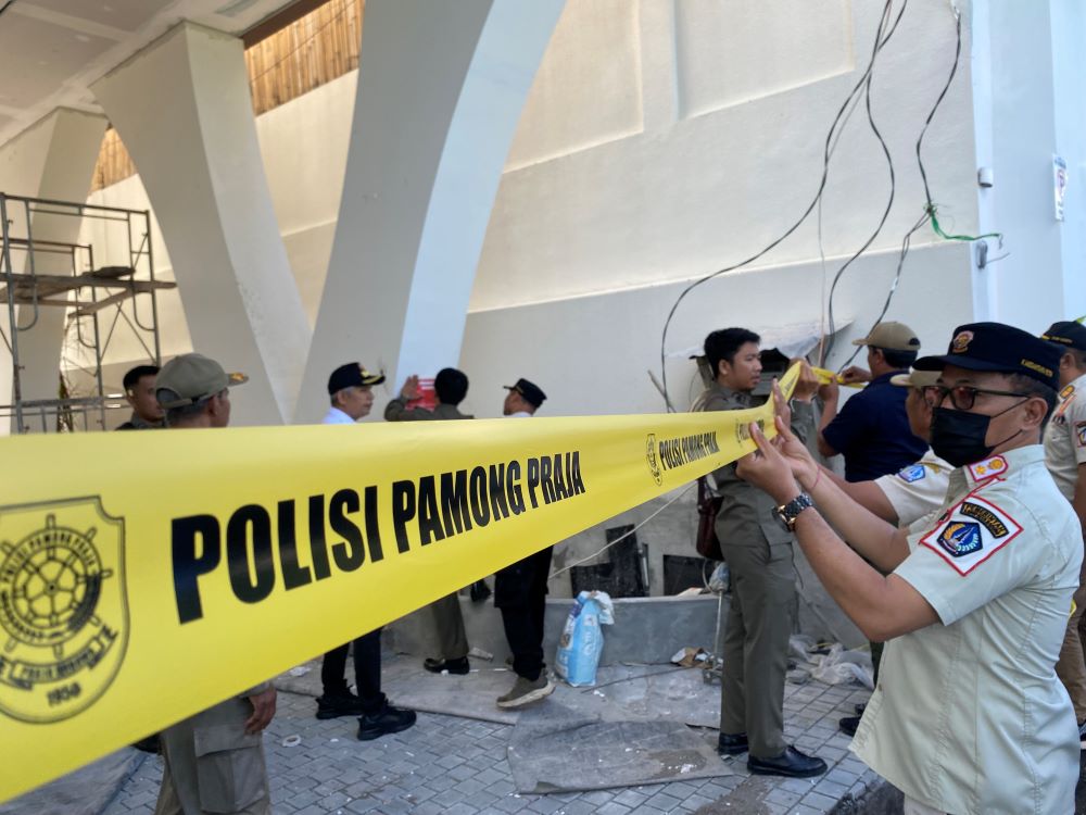 Sat Pol PP Badung menyegel/menghentikan proyek pembangunan hotel di Pantai Cemagi.