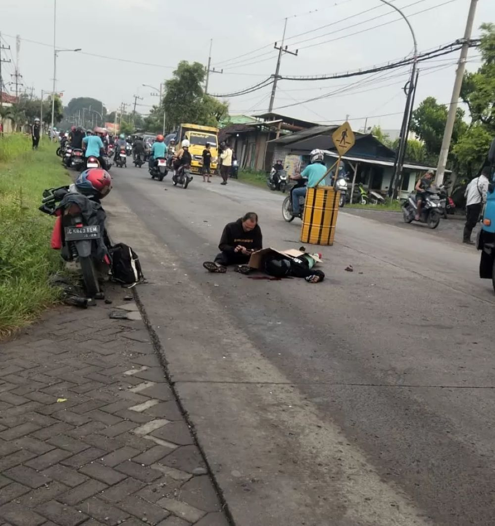 Kecelakaan motor adu jangkrik di Gresik akibatkan seorang meninggal dan dua lainnya luka luka.