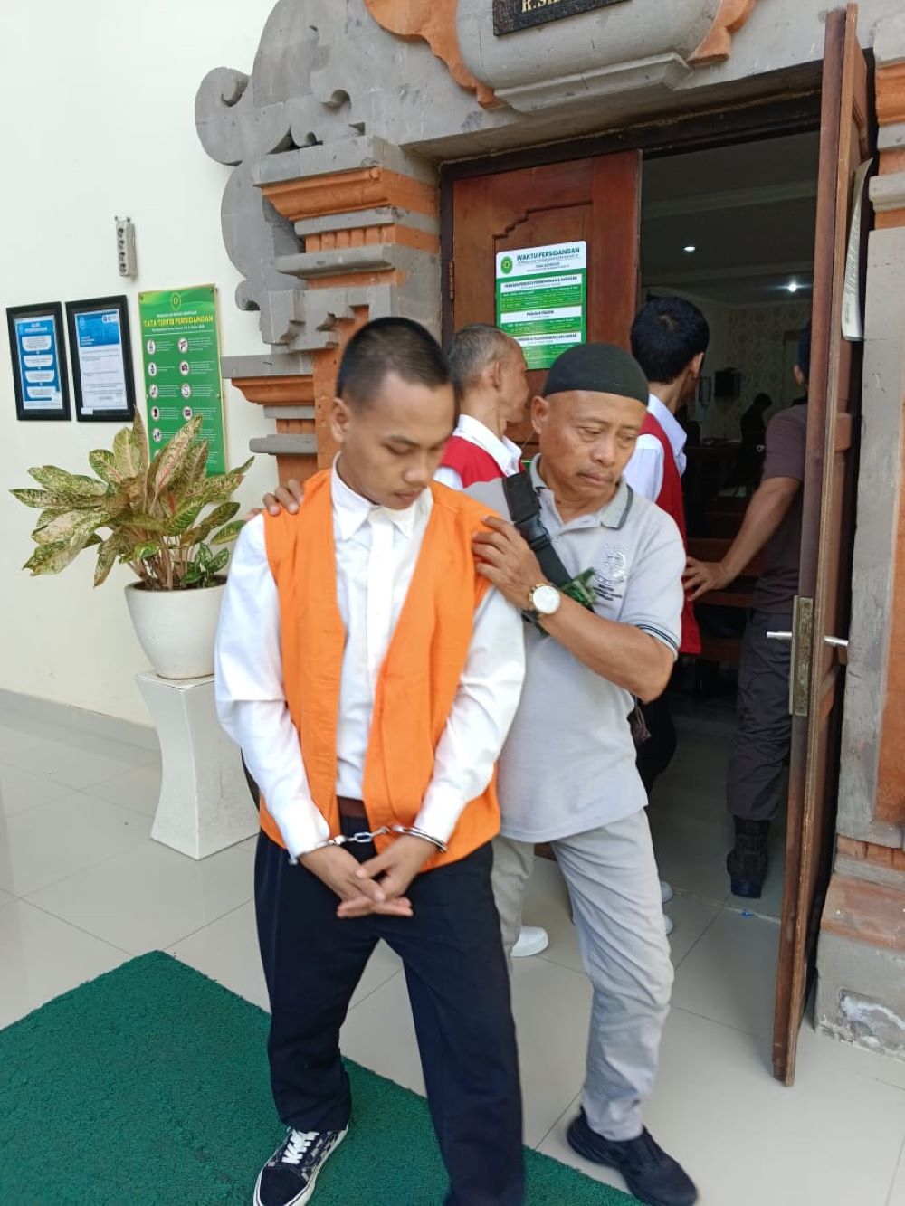 Moch Rafli Barizi pelaku perampokan sadis di Jimbaran Badung diadili di PN Denpasar Kamis (12/6/2025).