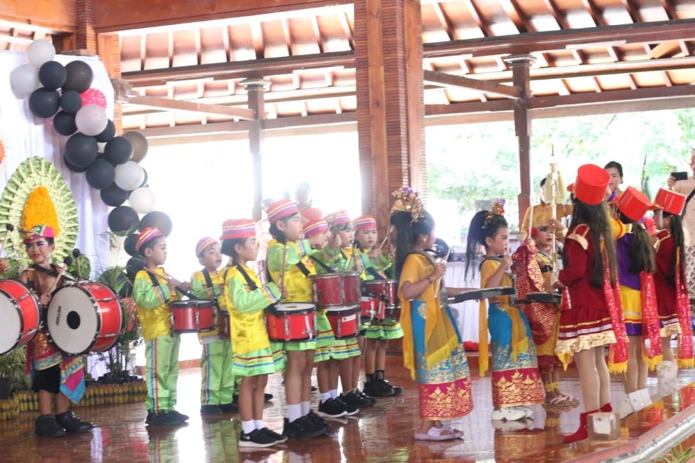 Parade drumband dan tari tarian mewarnai acara pelepasan Anak TK Negeri Pembina Negara di Jembrana.