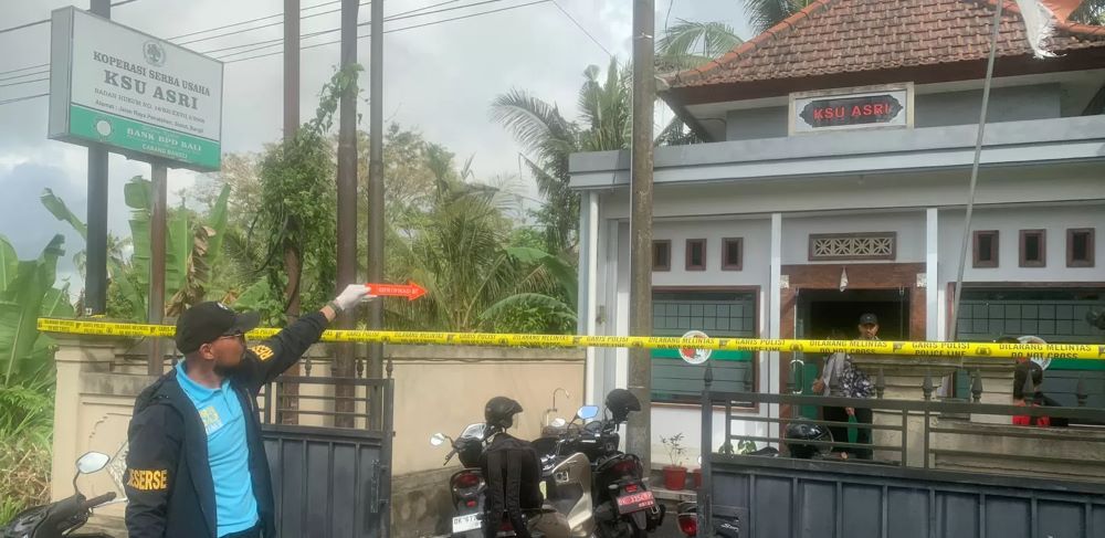 Polisi melakukan identifikasi dugaan pencurian di KSU Asri Bali usai plafon ruang penting jebol.