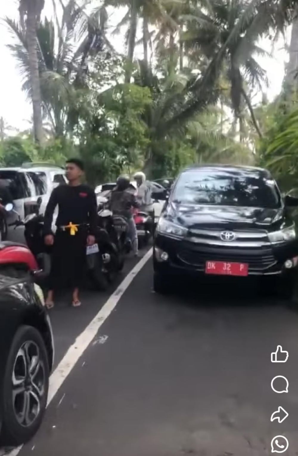 Tangkapan layar video kemacetan parah dilaporkan terjadi di sepanjang Jalan Bakas, Banjarangkan, Klungkung, pada Minggu (22/6/2025).