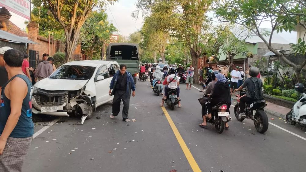 Kecelakaan di Buleleng Bali melibatkan tiga kendaraan mengakibatkan seorang meninggal dunia.