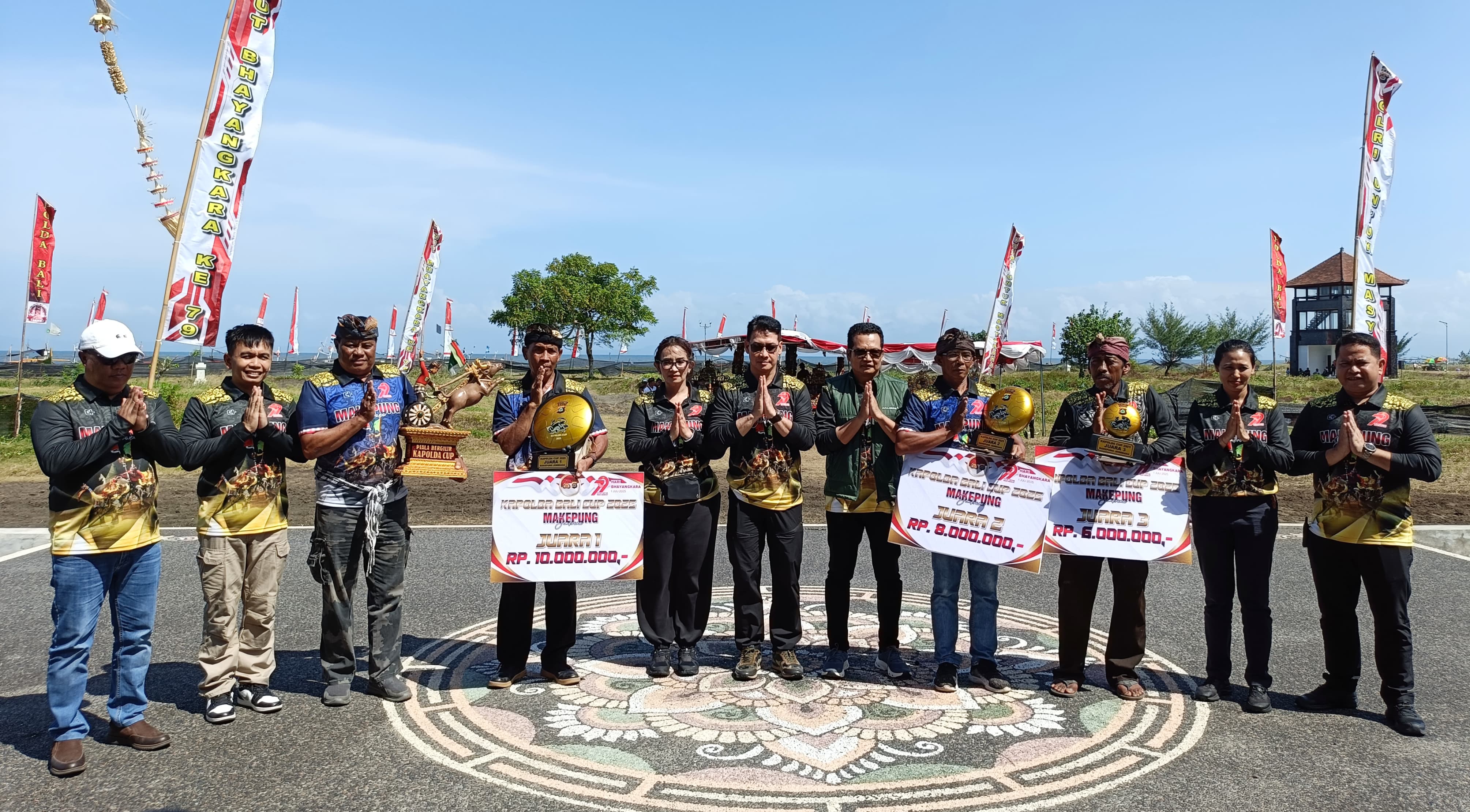 Foto bersama usai penyerahan hadiah ajang balap kerbau Mekepung Kapolda Cup 2025 yang dilaksanakan di Sirkuit All In One Desa Pengambengan, Minggu (29/6).