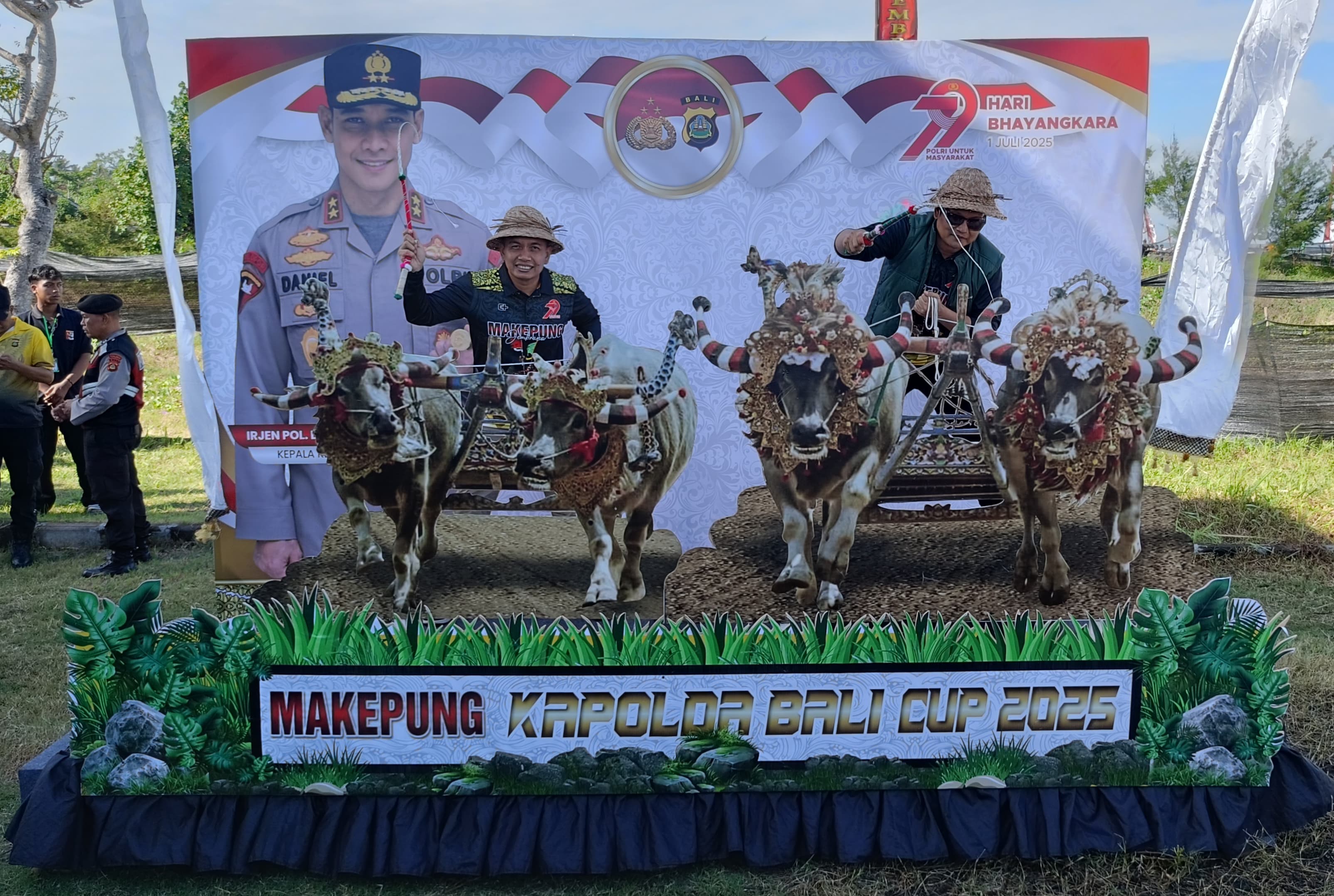 Kapolda Bali  Irjen. Pol. Daniel Adityajaya bersama Bupati Jembrana I Made Kembang Hartawan, melakukan sesi foto booth ajang Mekepung Kapolda Cup 2025 di Sirkuit All In One Pengambengan, Minggu (29/6)