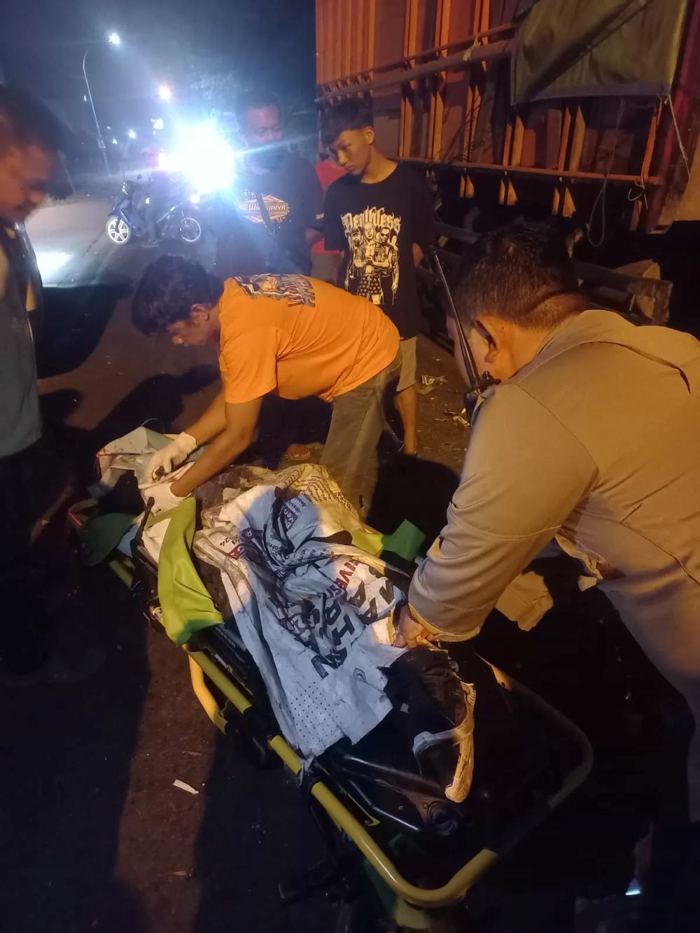 Petugas kepolisian melakukan olah TKP usai kecelakaan maut di Cerme, Gresik, Jumat (27/6/2025).