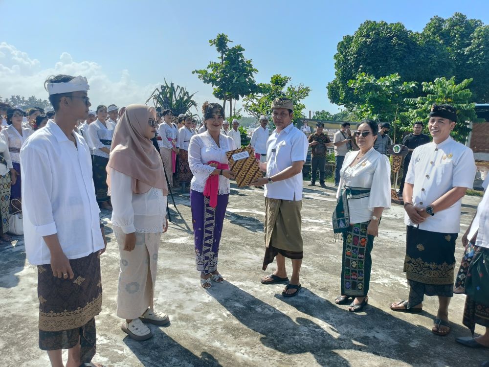 Bupati Jembrana I Made Kembang Hartawan secara simbolis menyerahkan SK pengangkatan PPPK, Senin (30/6/2025).